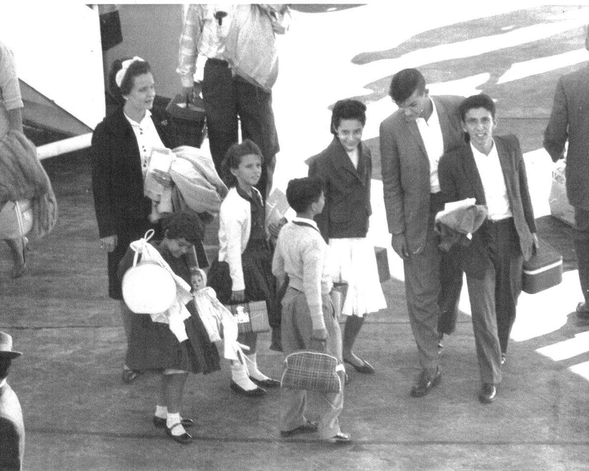 Un grupo de niños cubanos del programa Pedro Pan llegó al MIA en un vuelo procedente de La Habana y fue fotografiado por trabajadores de una agencia católica en la pista de aterrizaje. Febrero de 1961. 