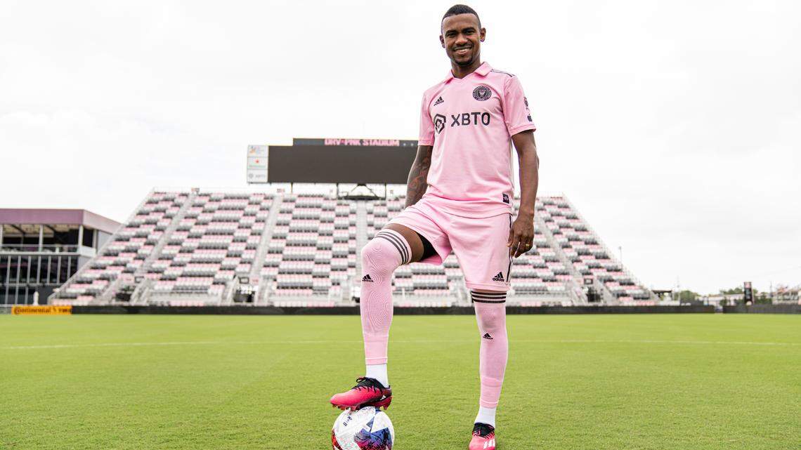 Inter Miami firmó a Dixon Arroyo hasta el final de la temporada 2023. El mediocampista defensivo ecuatoriano posa este jueves 13 de abril en el DRV PNK Stadium de Fort Lauderdale, Florida.