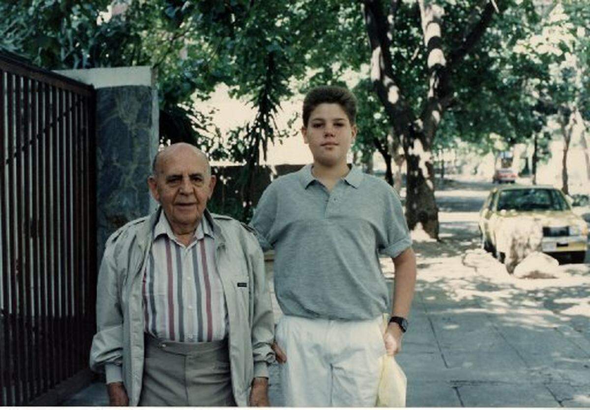 En esta foto de octubre de 1988, Daniel Shoer Roth (derecha) junto a su abuelo Elias Roth, en Caracas.