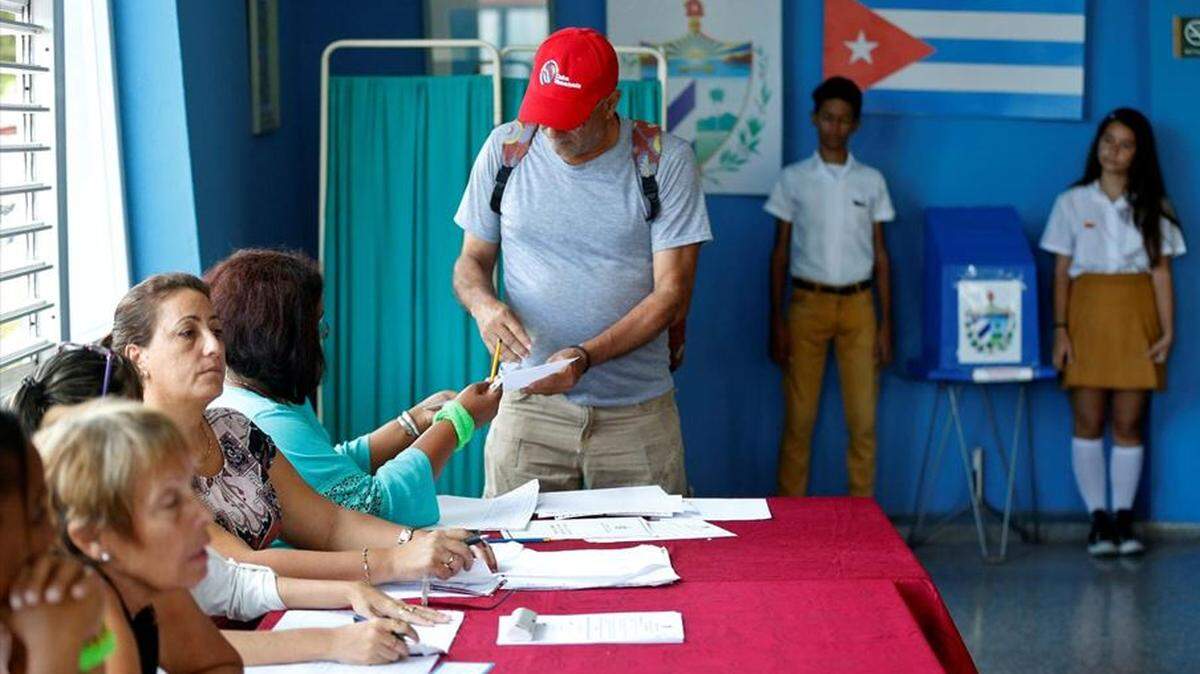 Un hombre vota este domingo en el referendo sobre la nueva Constitución, en La Habana.