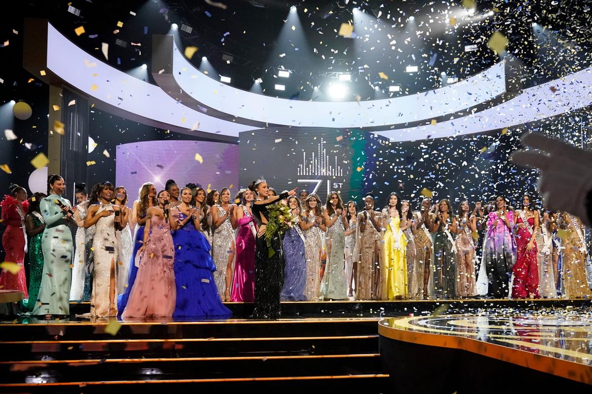 Miss USA R’Bonney Gabriel señala en el escenario tras ser coronada Miss Universo en la 71a edición de Miss Universo en Nueva Orleans el sábado 14 de enero de 2023. (Foto AP/Gerald Herbert)