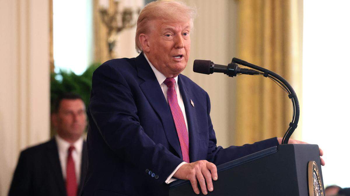 El presidente de Estados Unidos, Donald Trump, habla durante un evento este jueves, en la Casa Blanca en Washington. Trump reconoció que existen posibilidades de un ataque israelí contra instalaciones nucleares de Irán, pero afirmó que no cree que vaya a ser “inminente”. EFE/ Octavio Guzmán
