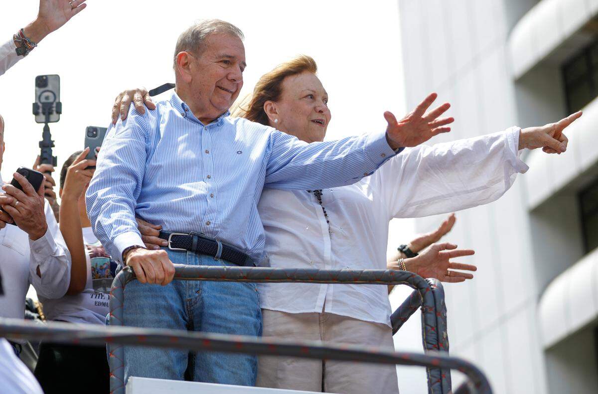 Edmundo González Urrutia, candidato de la alianza opositora, y su esposa, Mercedes López, saludan a seguidores durante una manifestación en Caracas, el martes 30 de agosto de 2024.