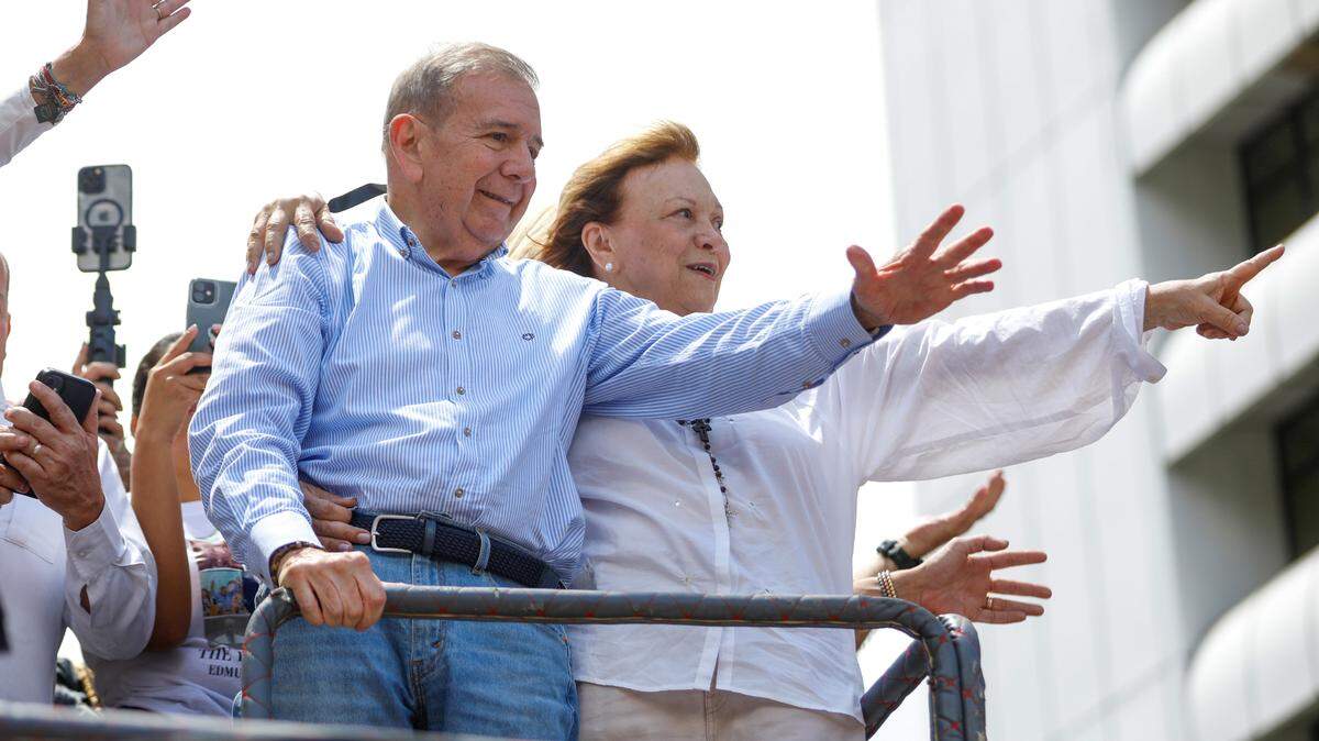 Edmundo González Urrutia, candidato de la alianza opositora, y su esposa, Mercedes López, saludan a seguidores durante una manifestación en Caracas, el martes 30 de agosto de 2024.