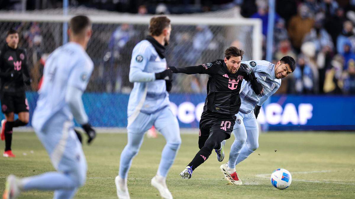 El delantero del Inter Miami Lionel Messi (10) trata de superar la defensa del Sporting, en el partido de la Liga de Campeones de la Concacaf, celebrado el 19 de febrero de 2025 en el Children’s Mercy Park en Kansas City.