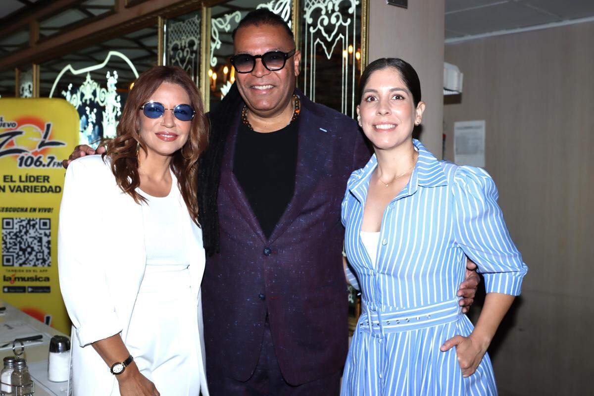 Lena Burke, Amaury Gutiérrez y su esposa, Liliana Pérez, en la conferencia de prensa para anunciar los eventos de CubaNostalgia 2026, en el restaurante Versailles.