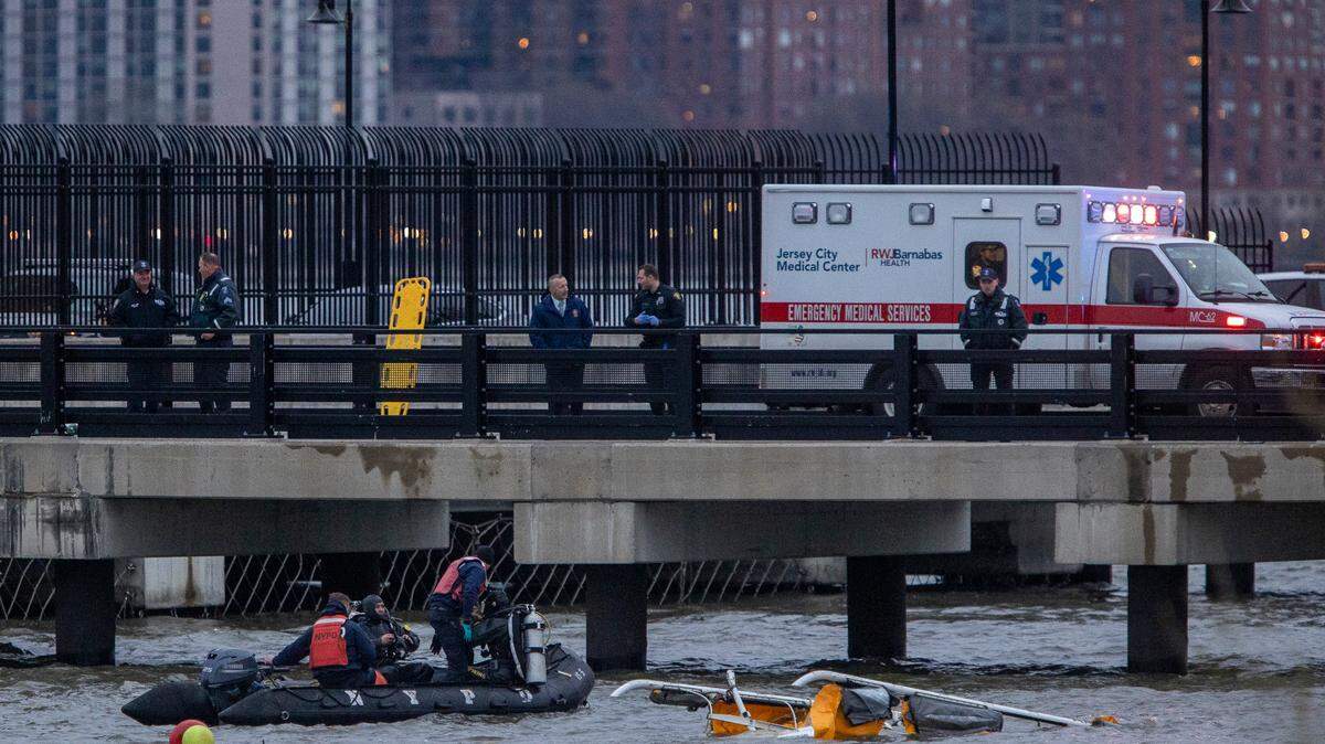 Personal de emergencia participa en las labores de rescate tras el accidente de un helicóptero en el río Hudson, en Nueva York, Estados Unidos, el 10 de abril de 2025. Cinco españoles murieron cuando un helicóptero se estrelló en las aguas del río Hudson.