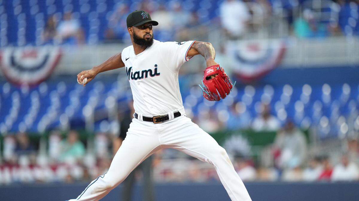 El abridor de los Marlins Sandy Alcántara lanzó nueve entradas y no permitió carreras ante la tanda de los Mellizos de Minnesota, celebrado el 4 de abril de 2023 en Miami.