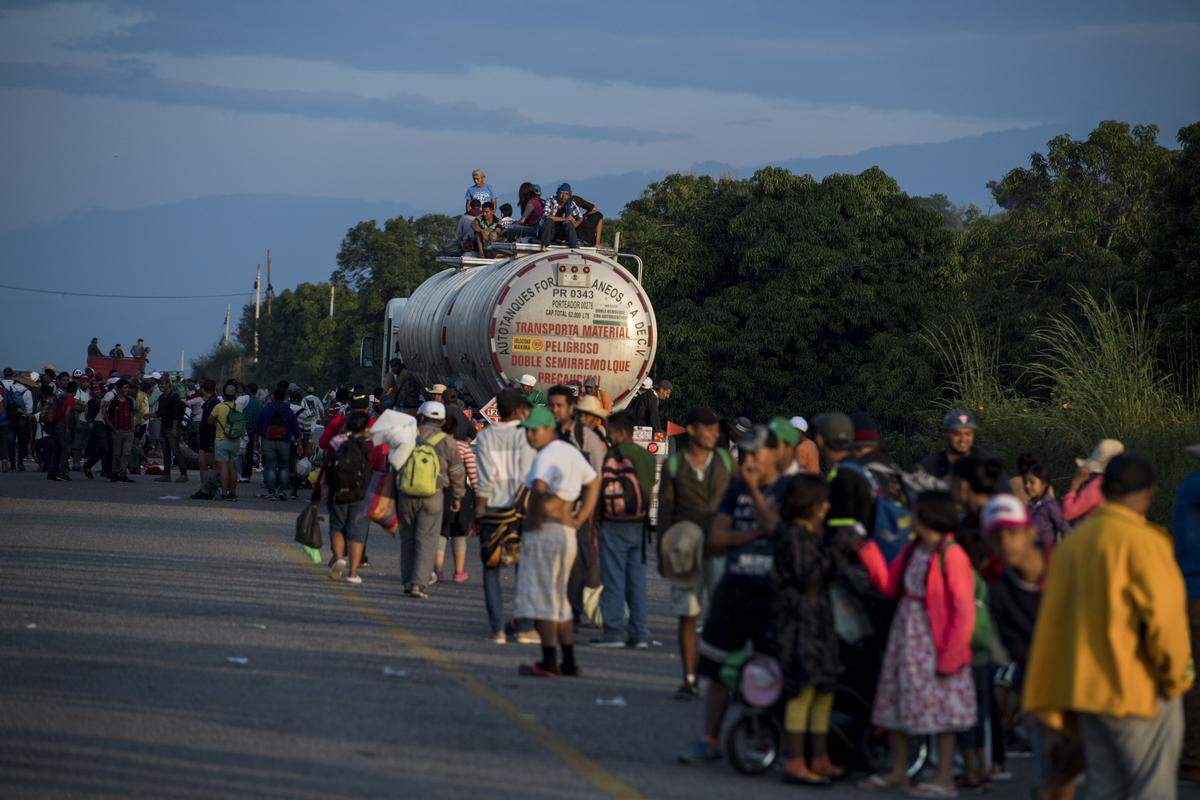 Más de un centenar de migrantes hondureños, entre hombres, mujeres y niños, en caravana desde San Pedro Sula, norte de su país, con la idea de llegar a Estados Unidos.