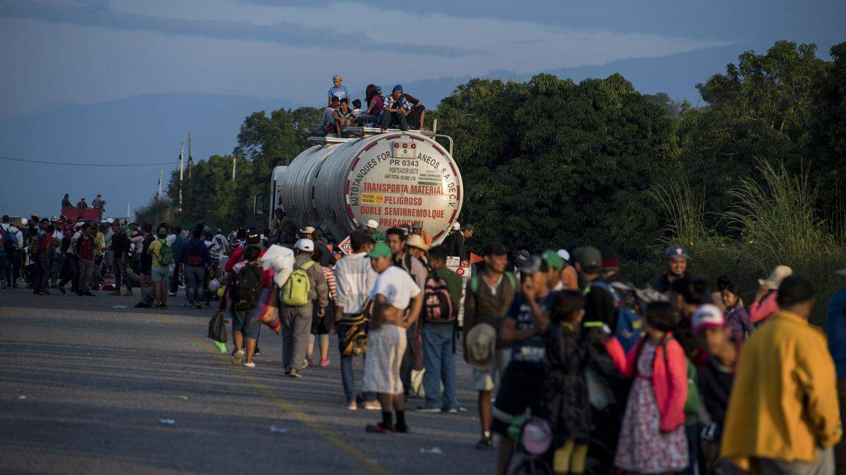 Más de un centenar de migrantes hondureños, entre hombres, mujeres y niños, salieron ayer martes en caravana desde San Pedro Sula, norte de su país, con la idea de llegar a Estados Unidos.