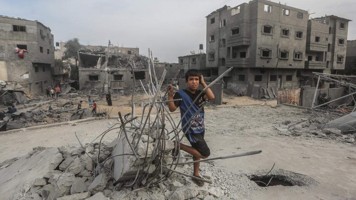 Un niño en los escombros de un edificio destruido cerca de la mezquita Al-Bilal, en el campamento de refugiados Al-Bureij, en Gaza, el domingo 29 de octubre de 2023.