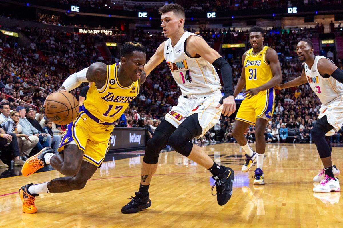 El jugador de los Lakers de Los Angeles Dennis Schroder (izq.) trata de pasar la marca de Tyler Herro, del Heat, en el partido celebrado el 28 de diciembre de 2022 en Miami.