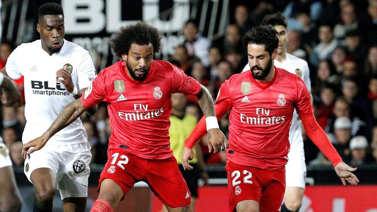 Los jugadores del Real Madrid, el brasileño Marcelo Vieira (izq.) y Francisco Alarcón Isco durante el partido de la trigésima jornada de Liga Española que Valencia y Real Madrid disputaron el 3 de abril de 2019.