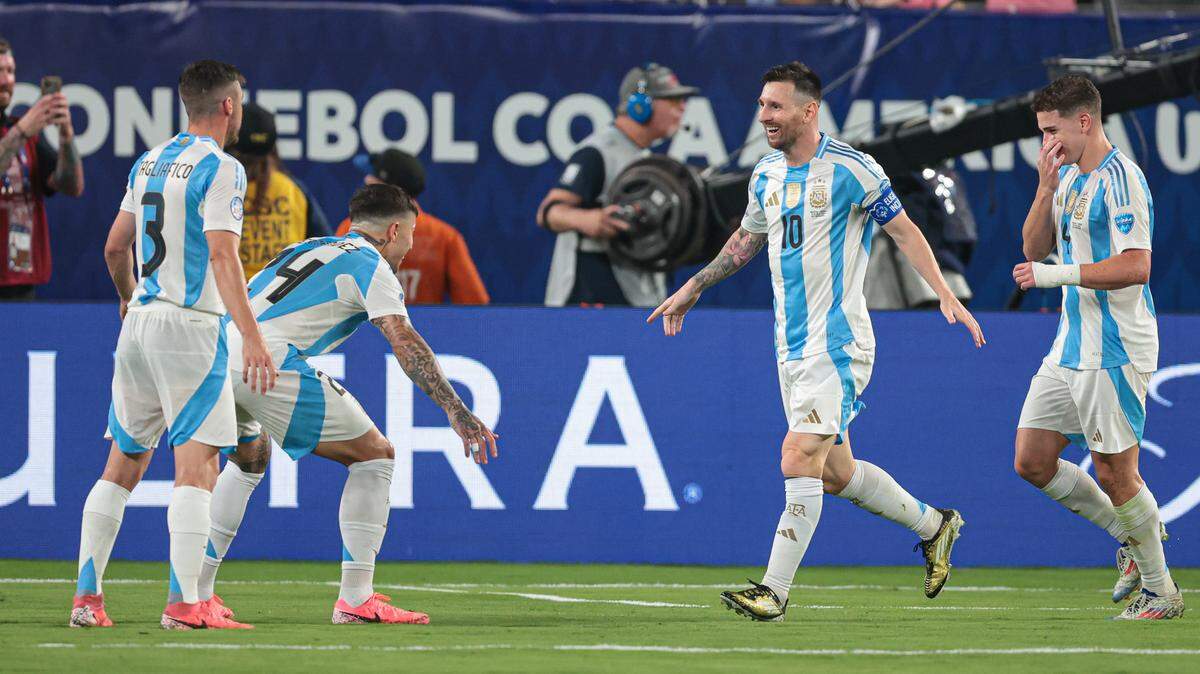 El delantero argentino Lionel Messi (10) celebra su gol con sus compañeros durante la segunda mitad contra Canadá en el estadio Metlife. el J9 de julio de 2024; en East Rutherford, Nueva Jersey.
