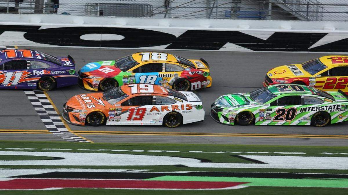 Denny Hamlin (11), Kyle Busch (18), Daniel Suárez (19), Matt Kenseth (20) y Joey Logano (22) corren el Clash de NASCAR, el domingo 19 de febrero del 2017 en el Autódromo Internacional de Daytona en Daytona Beach, Florida.