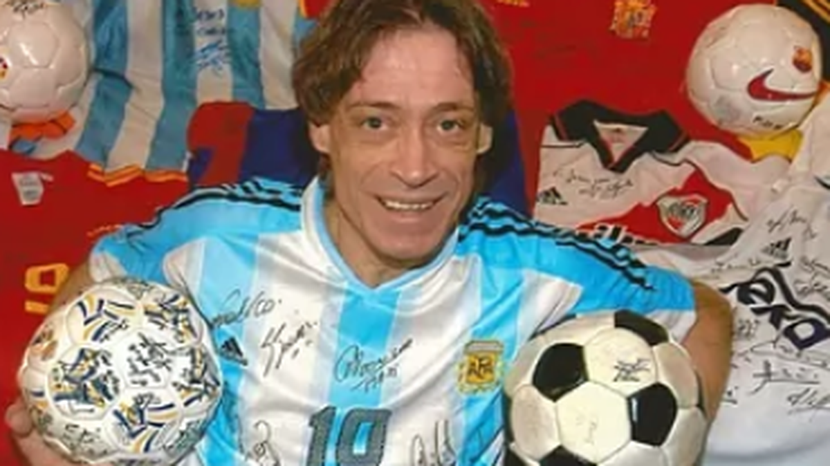 Jesús Ferro, el incansable viajero periodista que como freelance vivió la pasión del fútbol en los cinco continentes y que acompañó en los comentarios al narrador Héctor del Mar en la Radio Intercontinental de los años 80, falleció el pasado domingo en Lomas de Zamora a la edad de 68 tras una larga enfermedad, guardando aún el tesoro de “la pelota más valiosa del Mundo”.