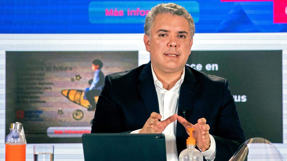Foto publicada por la Presidencia de Colombia del presidente Iván Duque durante un discurso en un programa de televisión en Bogotá, el 3 de mayo de 2020.