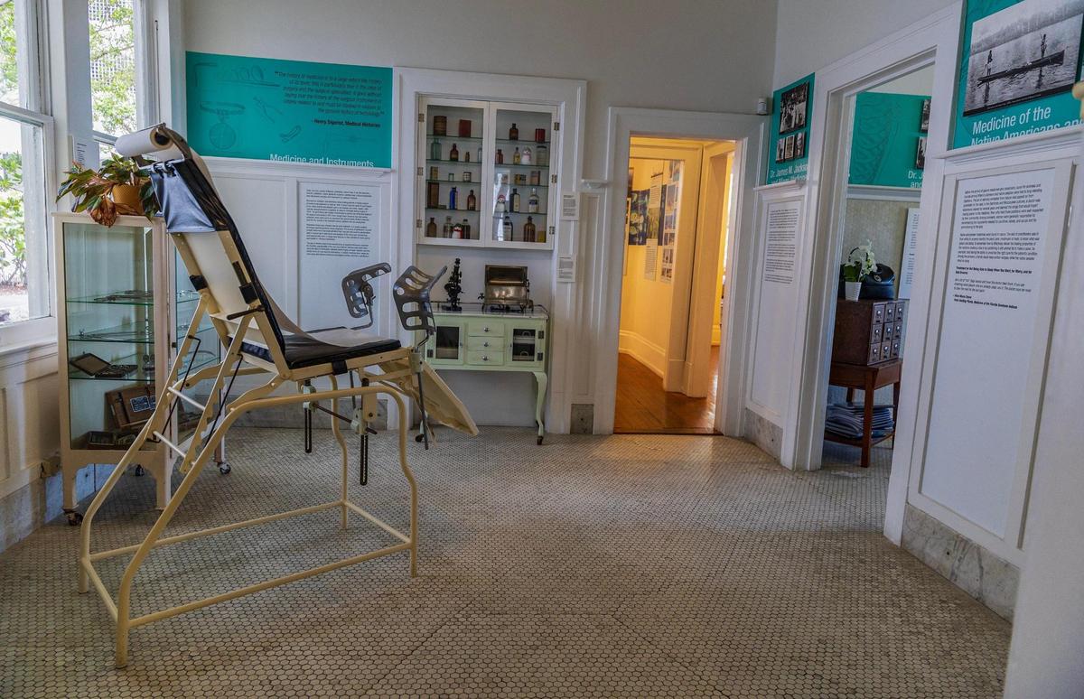 El interior de la casa donde estuvo la oficina del Dr. James Jackson, el primer médico de Miami, y una reconstrucción de su consultorio y del instrumental médico de la época. Hoy es sede de Dade Heritage Trust y sirve también como punto de información para los turistas que exploran la calles de Brickell.