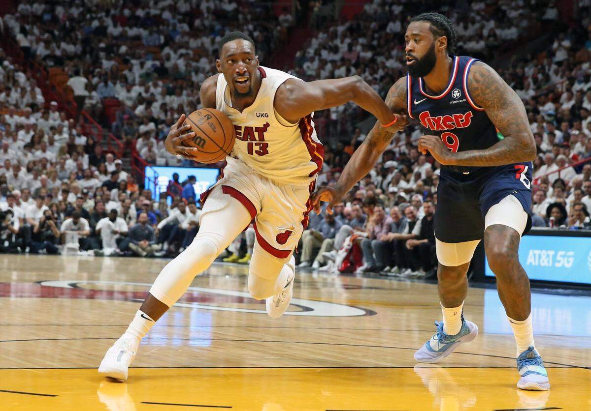 El jugador del Heat Bam Adebayo (izq.) conduce la pelota ante la marca de DeAndre Jordan, de los 76ers de Filadelfia, en el partido contra los 76ers de Filadelfia en la serie de segunda ronda de los playoffs, celebrado el 4 de mayo de 2022 en Miami.