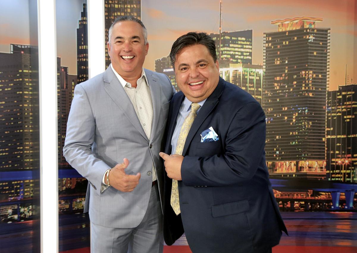 Carlucho (der.) e Iván Herrera, presidente y director ejecutivo de UniVista Insurance, en los nuevos estudios de Univista.tv, en Miami Lakes, desde donde se transmite en vivo ‘El show de Carlucho’.