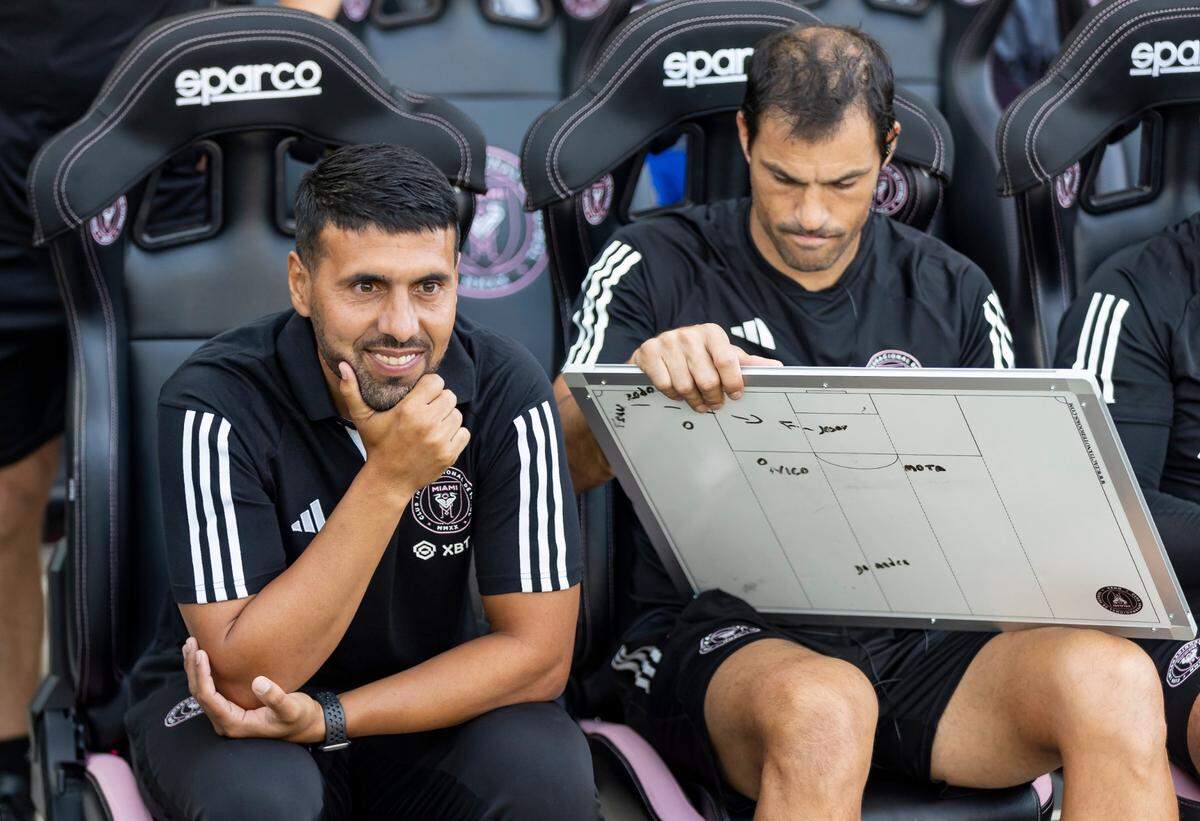 El técnico interino del Inter Miami Javier Morales (izq.) mira el partido contra el D.C. United, celebrado el 3 de junio de 2023 en el DRV PNK Stadium en Fort Lauderdale, Florida.