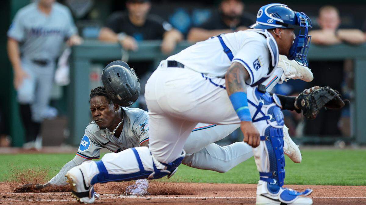El jardinero de los Marlins de Miami Jazz Chisholm Jr. anota una carrera en el tercer inning del partido ante los Reales, celebrado el 24 de junio de 2024 en Kansas City.