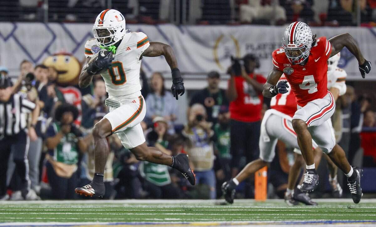 El defensive back de los Huracanes de Miami Keionte Scott anota un touchdown tras interceptar un pase al wide receiver de los Buckeyes de Ohio State Brandon Inniss, en el partido celebrado el 31 de diciembre de 2025 en el estadio AT&T de Arlington, Texas.