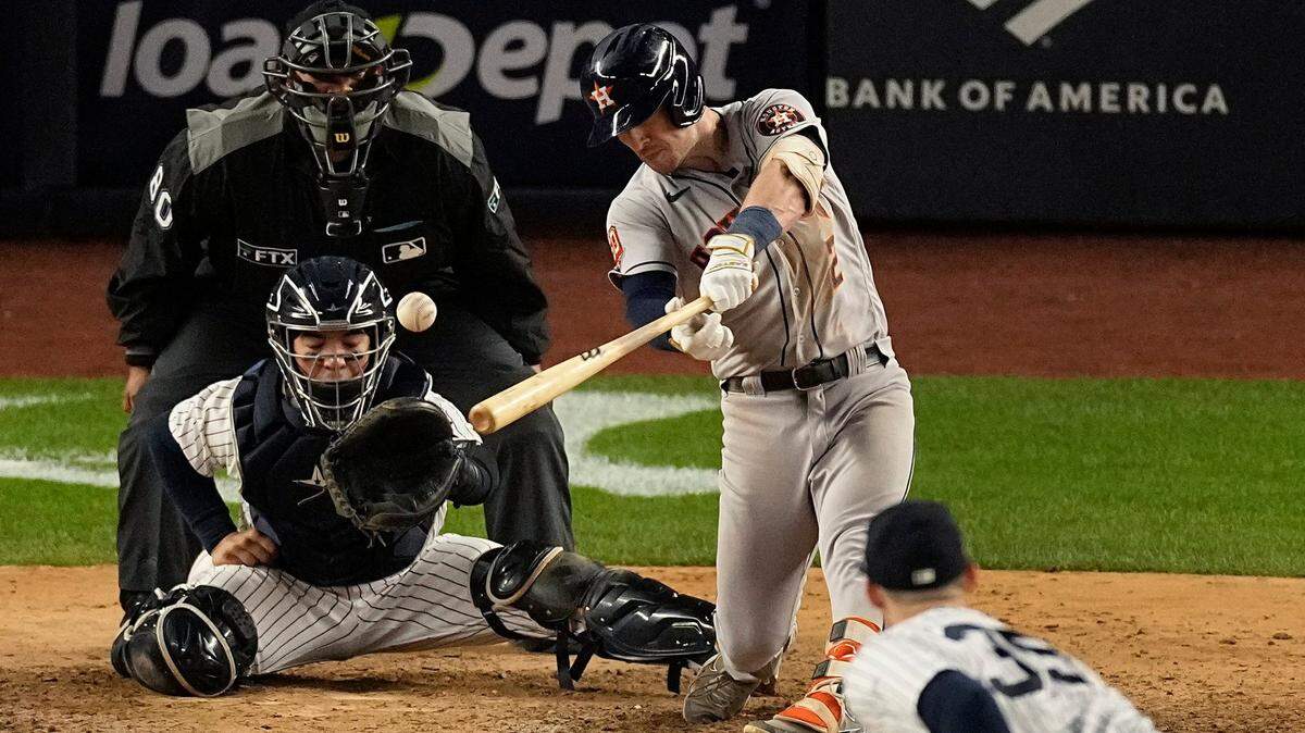El tercera base de los Astros Alex Bregman batea un hit en el séptimo inning contra los Yankees, en el cuarto juego de la Serie de Campeonato de la Liga Americana, celebrado el 23 de octubre de 2022 en Nueva York.