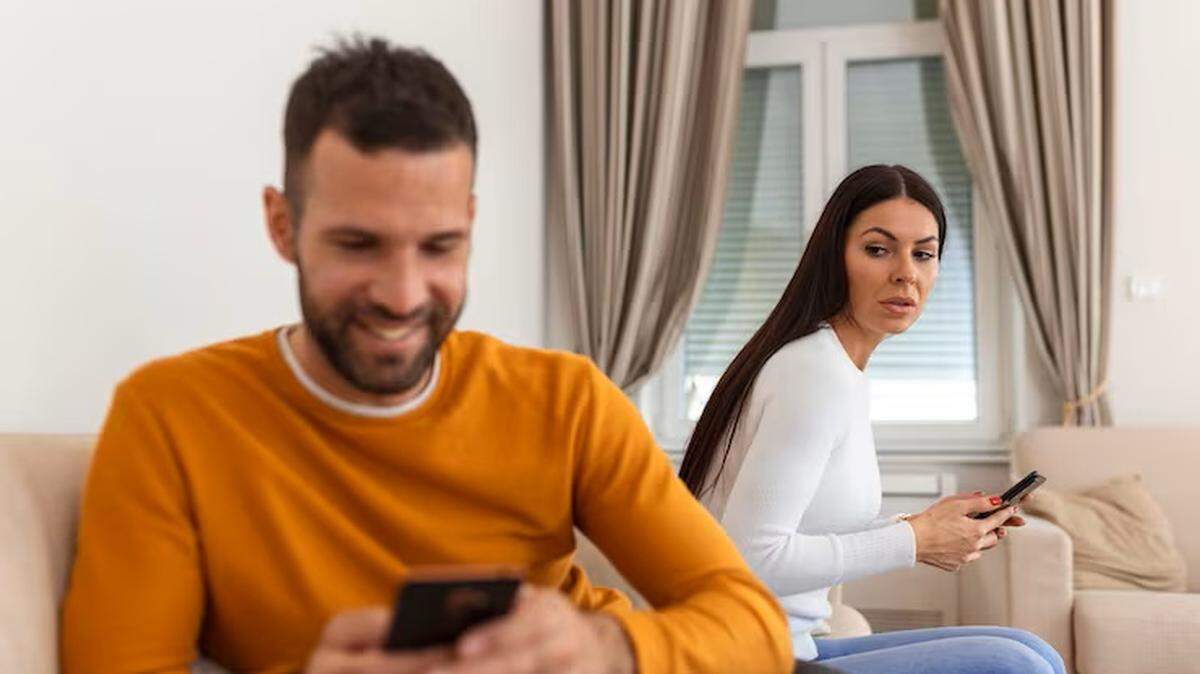 Una señal obvia es no soltar el celular ni para ducharse o recibir llamadas misteriosas