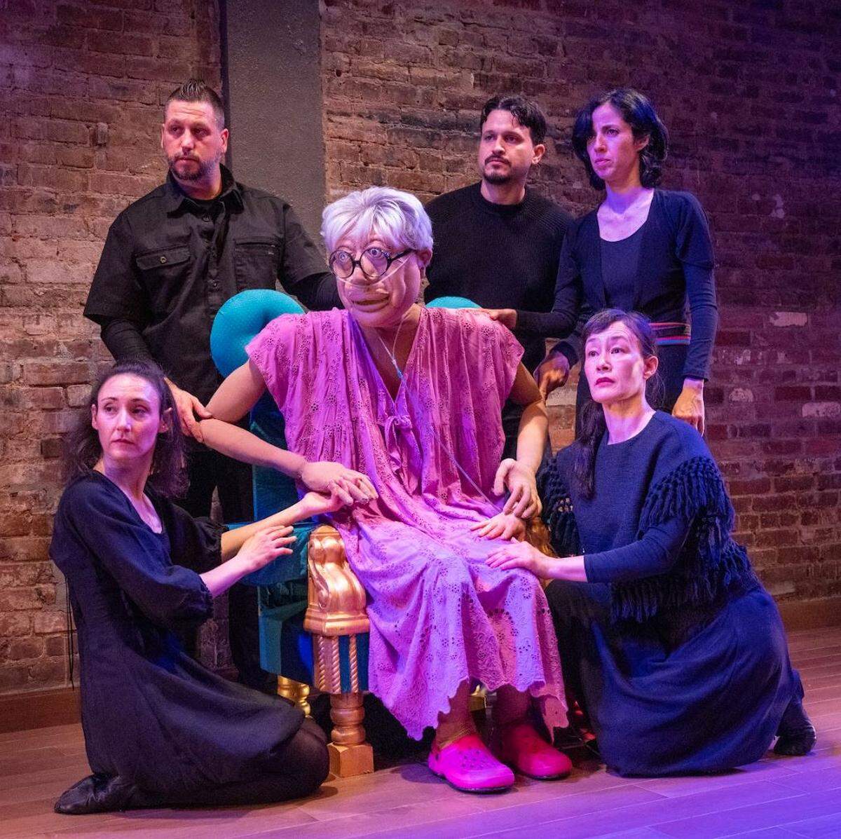 Sentadas en el suelo junto a ‘Sonia’, Hope Kroog (izquierda) y Marina Celander. De pie, de izquierda a derecha, Aaron Haskell, Jorge Blanco Muñoz y Catherine Correa. 