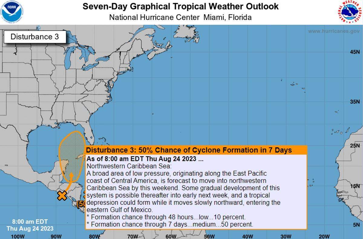 Una onda tropical podría convertirse en depresión tropical mientras avanza lentamente hacia el norte, entrando en el este del Golfo de México, según el NHC.