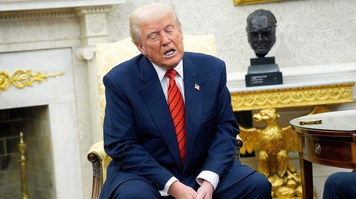 El presidente de EE.UU., Donald Trump, reacciona durante su reunión con el secretario general de la OTAN, Mark Rutte, en la Oficina Oval de la Casa Blanca en Washington, el 13 de marzo de 2025.