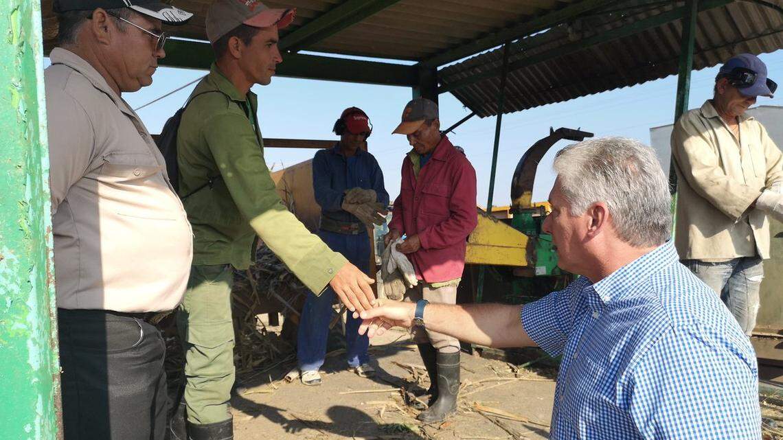Miguel Díaz-Canel saluda a campesinos en el centro de Cuba.