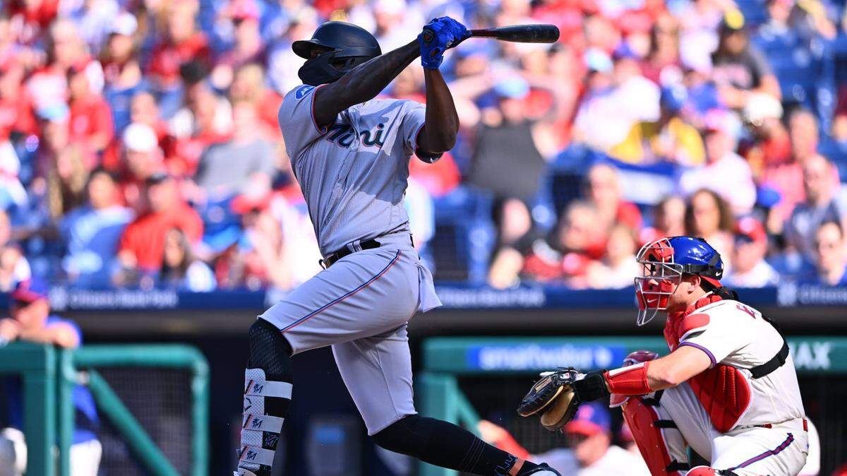 El jardinero de los Marlins Jorge Soler batea un doble en el primer inning del partido celebrado el 12 de abril de 2023 en Filadelfia.