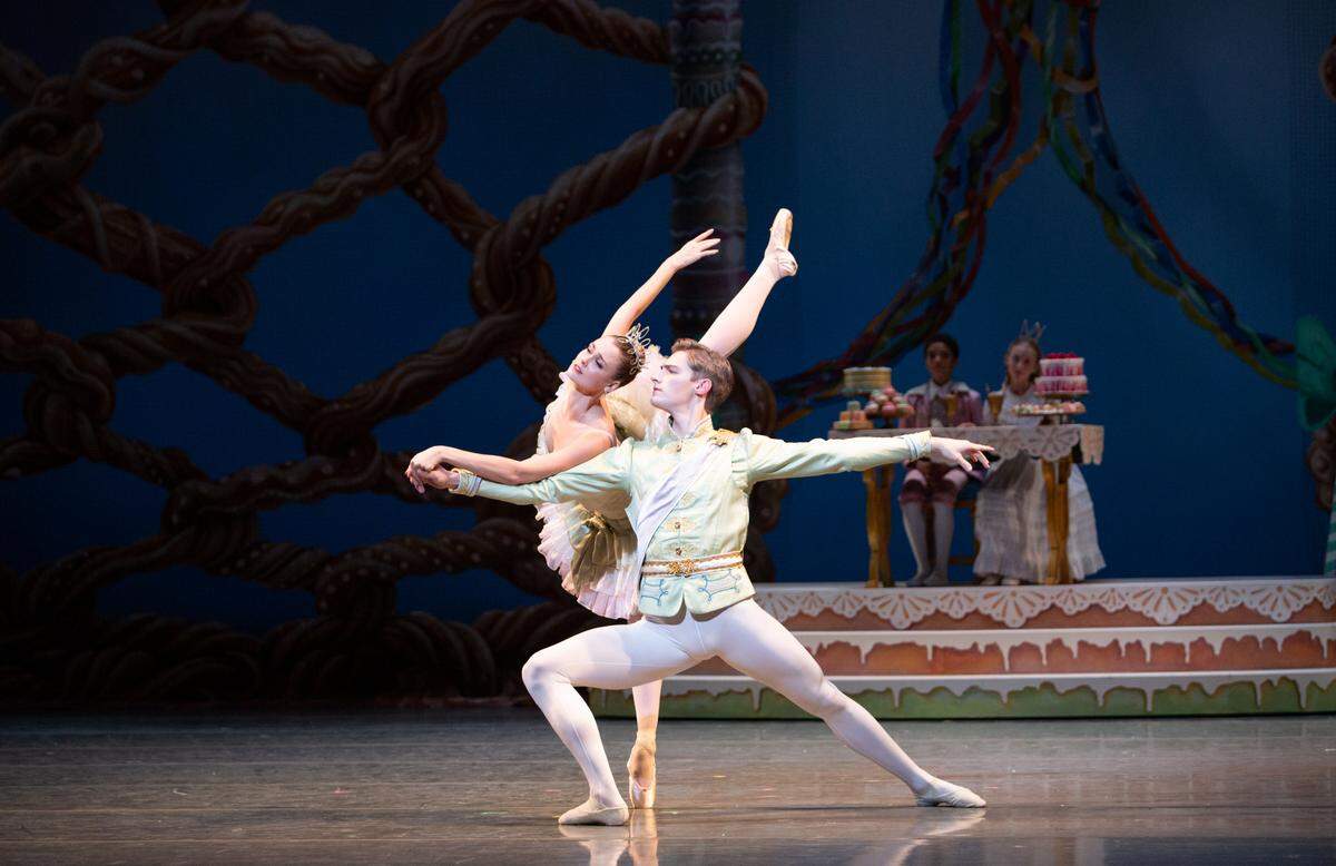 Hannah Fischer y Cameron Catazaro en el Grand Pas de Deux del segundo acto.