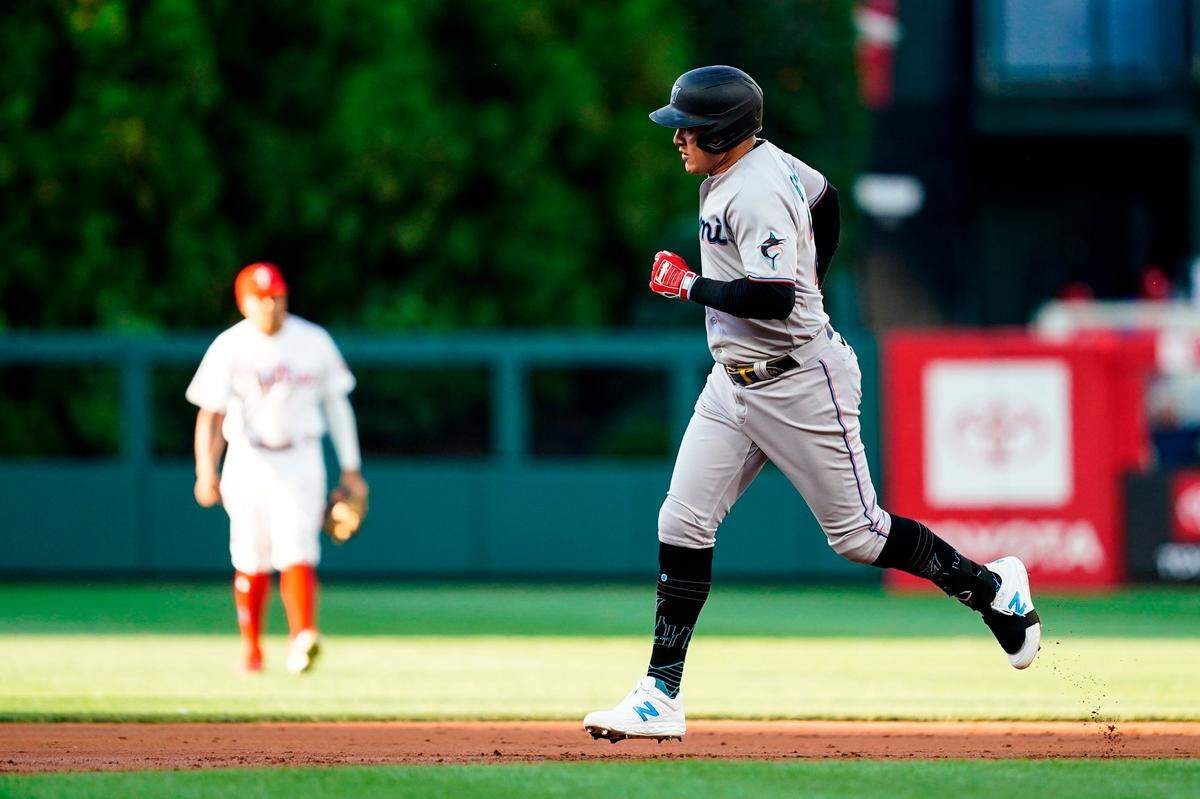 El jardinero de los Marlins Avisail García corre las bases tras pegar un jonrón en el primer inning del partido ante los Filis, celebrado el 14 de junio de 202 en Filadelfia.
