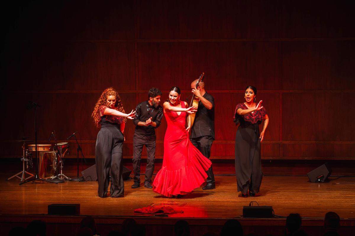De izquierda a derecha: Rosa Linares, El Pepi, Sonia Franco, Alejandro Peralta y Cristina Soler, al cierre de la función de “Ser.Rana”, que tuvo lugar el 18 de octubre en el Benaroya Hall en downtown Seattle.
