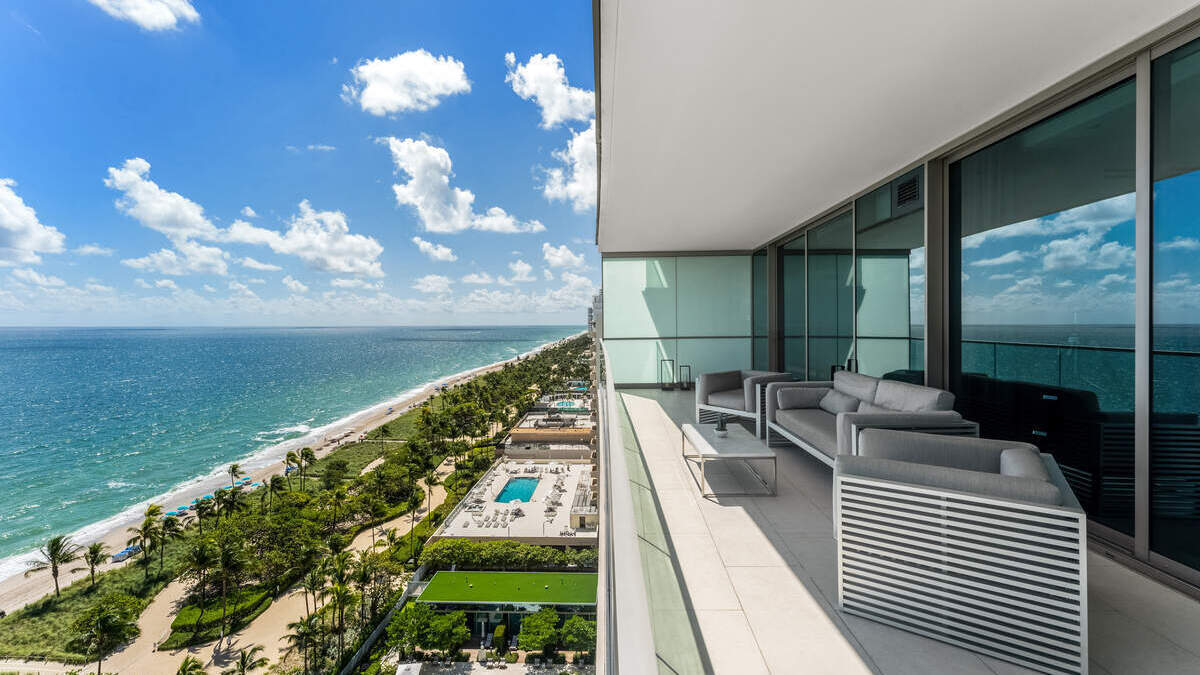 Los balcones orientados al este tienen vistas al Océano Atlántico y a las dos piscinas del edificio.