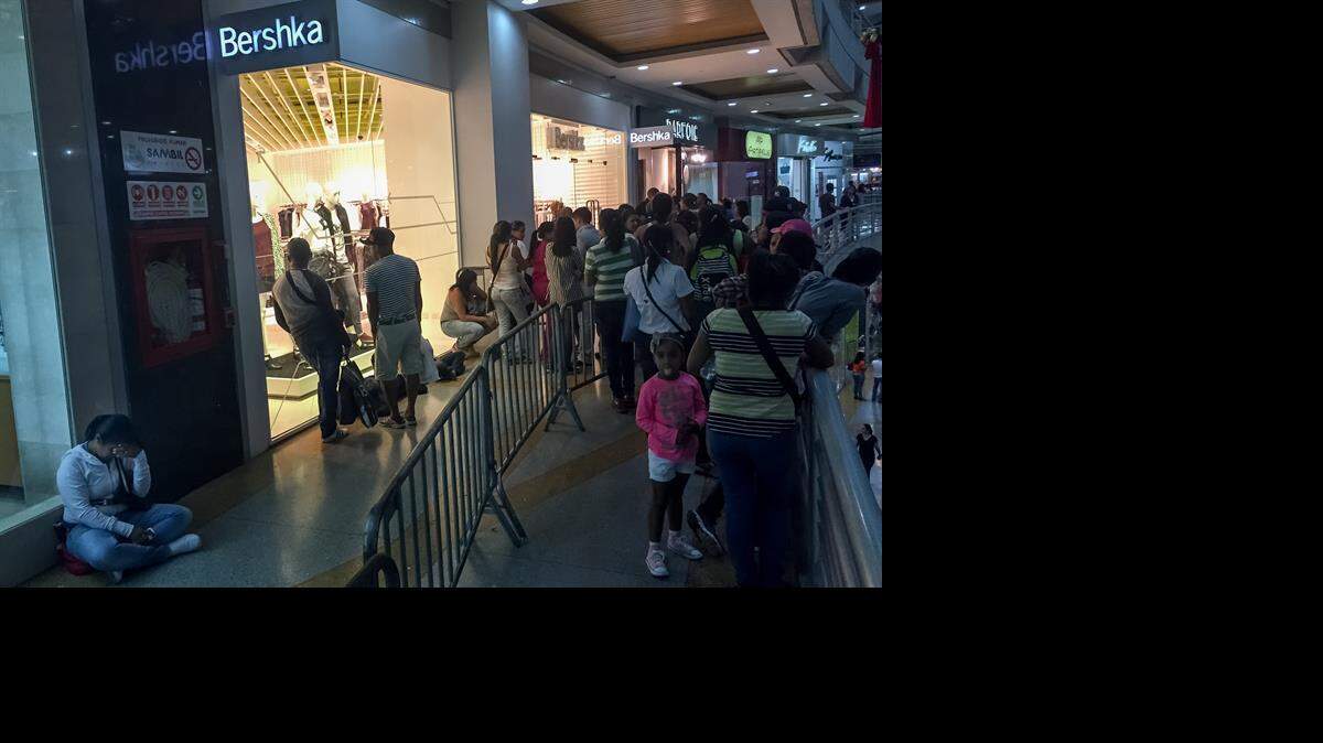 Los comerciantes permiten solo comprar un número limitado de productos por persona para evitar vaciar sus estanterias. EFE