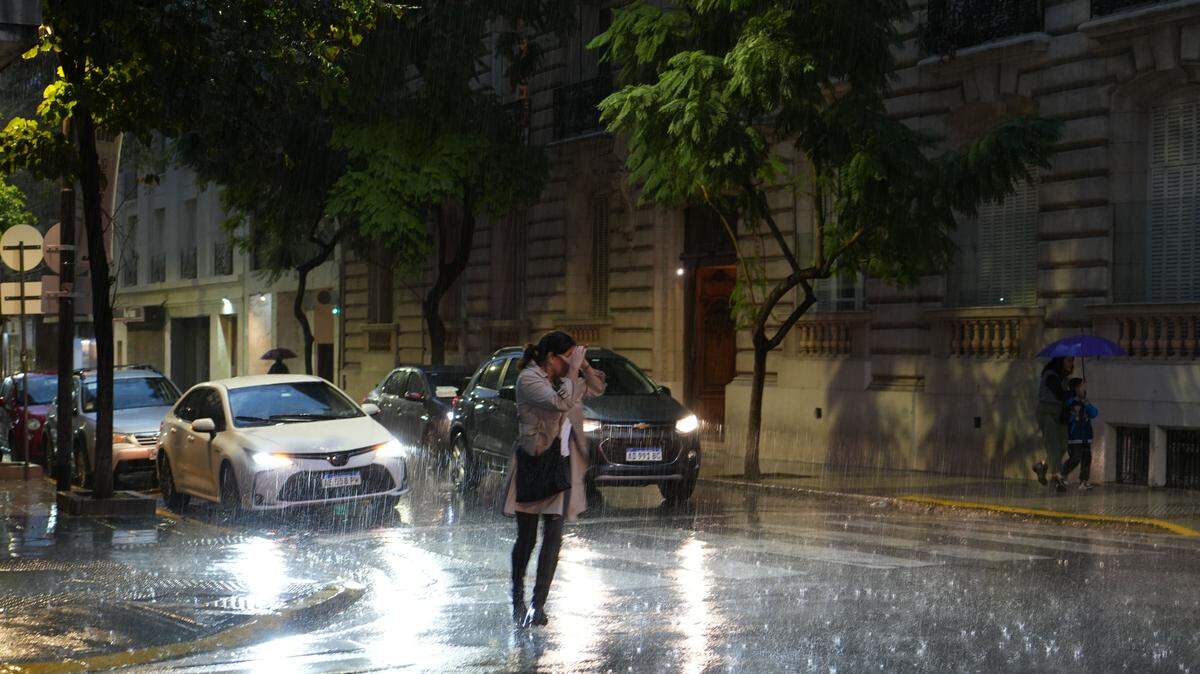 Una mujer camina bajo la lluvia en una calle de Buenos Aires, Argentina, el sábado, 17 de mayo de 2025.