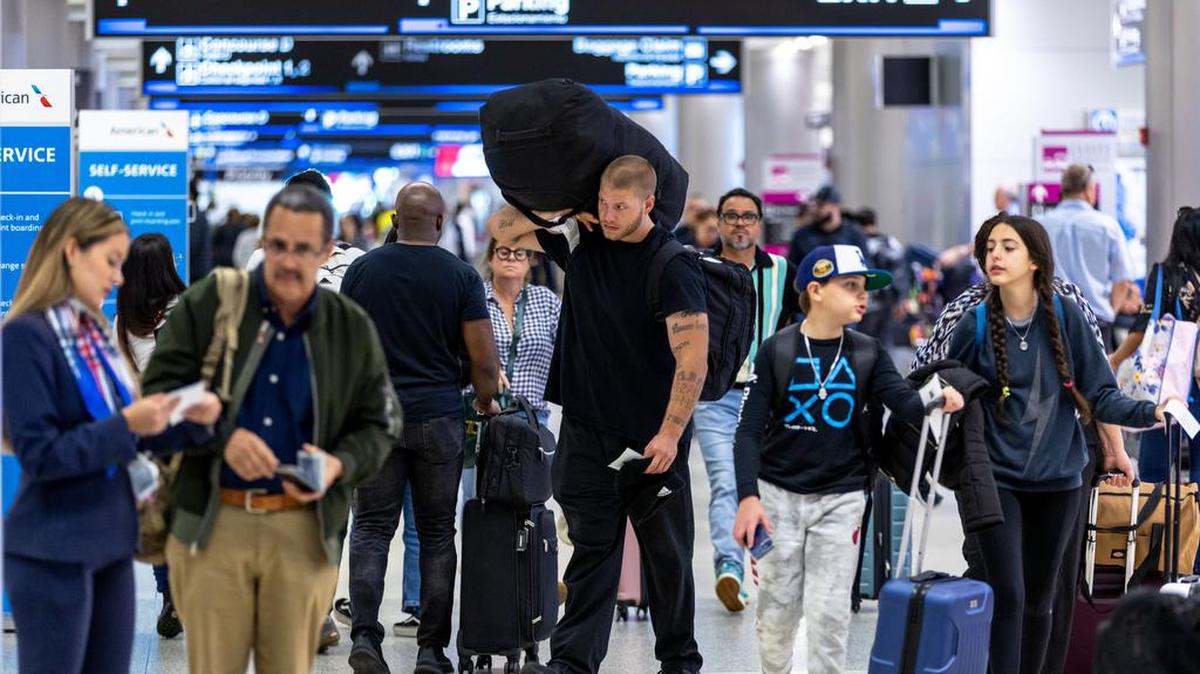 La Administración de Seguridad en el Transporte vaticina que millones de personas transitarán en aeropuertos y carreteras en números récord durante el fin de semana largo del Día de Acción de Gracias.