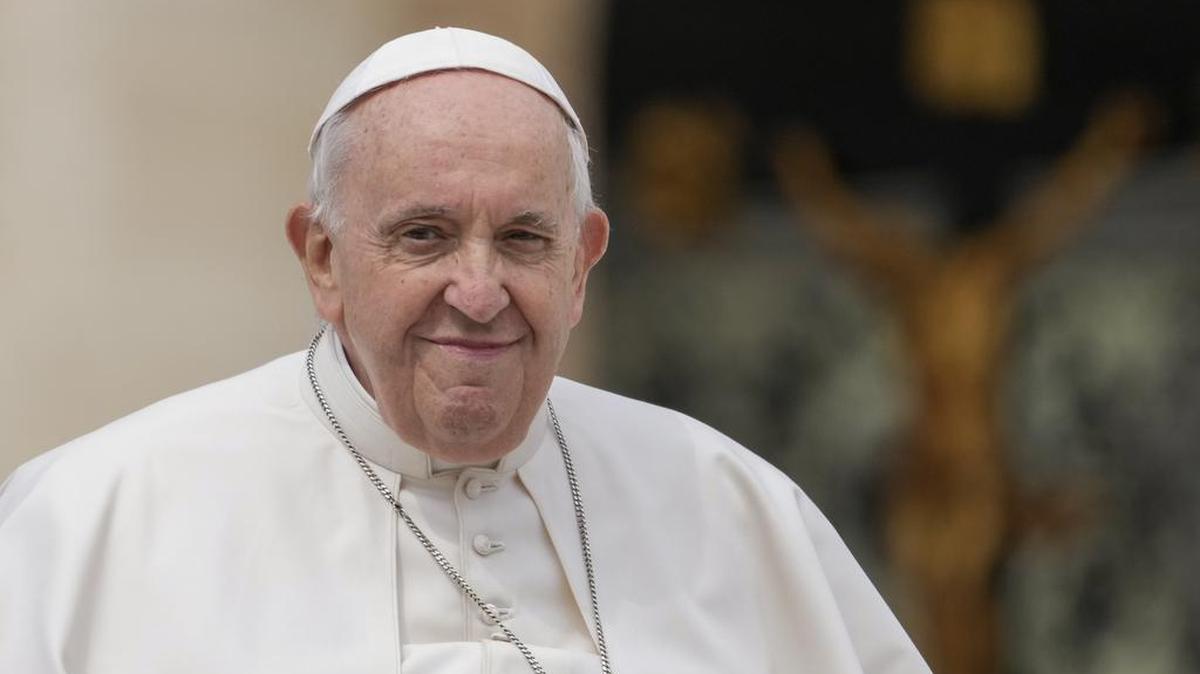 El papa Francisco sale al final de su audiencia general semanal al aire libre en la Plaza de San Pedro en el Vaticano, el miércoles 4 de mayo de 2022. (Foto AP/Andrew Medichini)