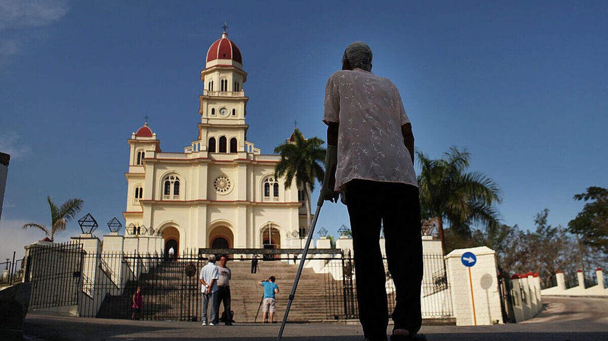Un feligrés se dirige a la Basílica del Cobre, el santuario de Nuestra Señora de la Caridad del Cobre, patrona de Cuba, el 25 de marzo de 2012 en El Cobre, Santiago de Cuba.