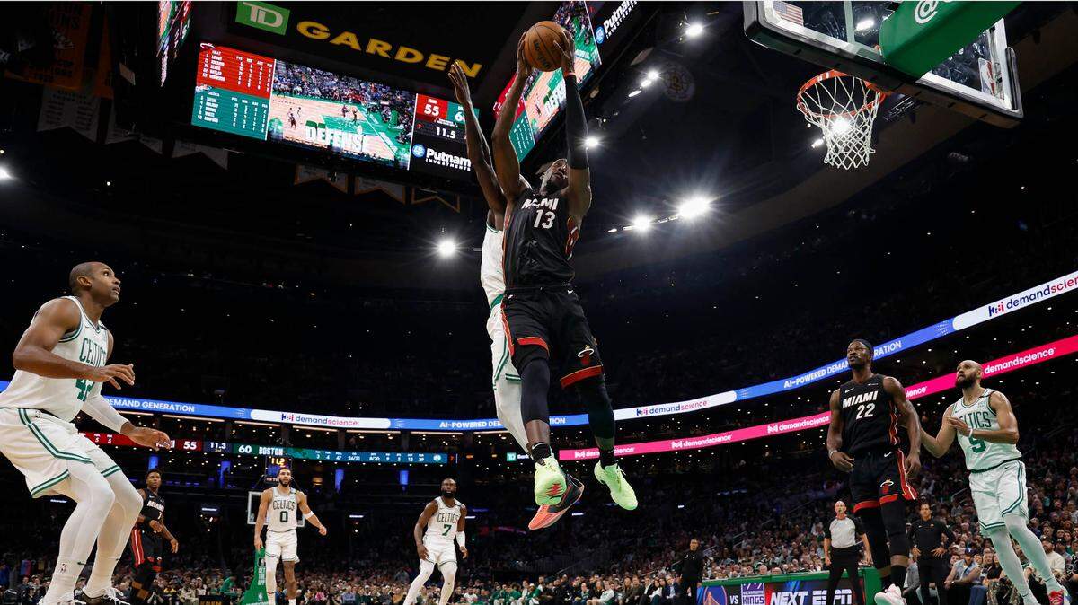 El centro de Miami Heat Bam Adebayo (13) toma un rebote contra los Boston Celtics durante el segundo cuarto, el 27 de octubre de 2023, en TD Garden. Boston, Massachusetts, Estados Unidos;