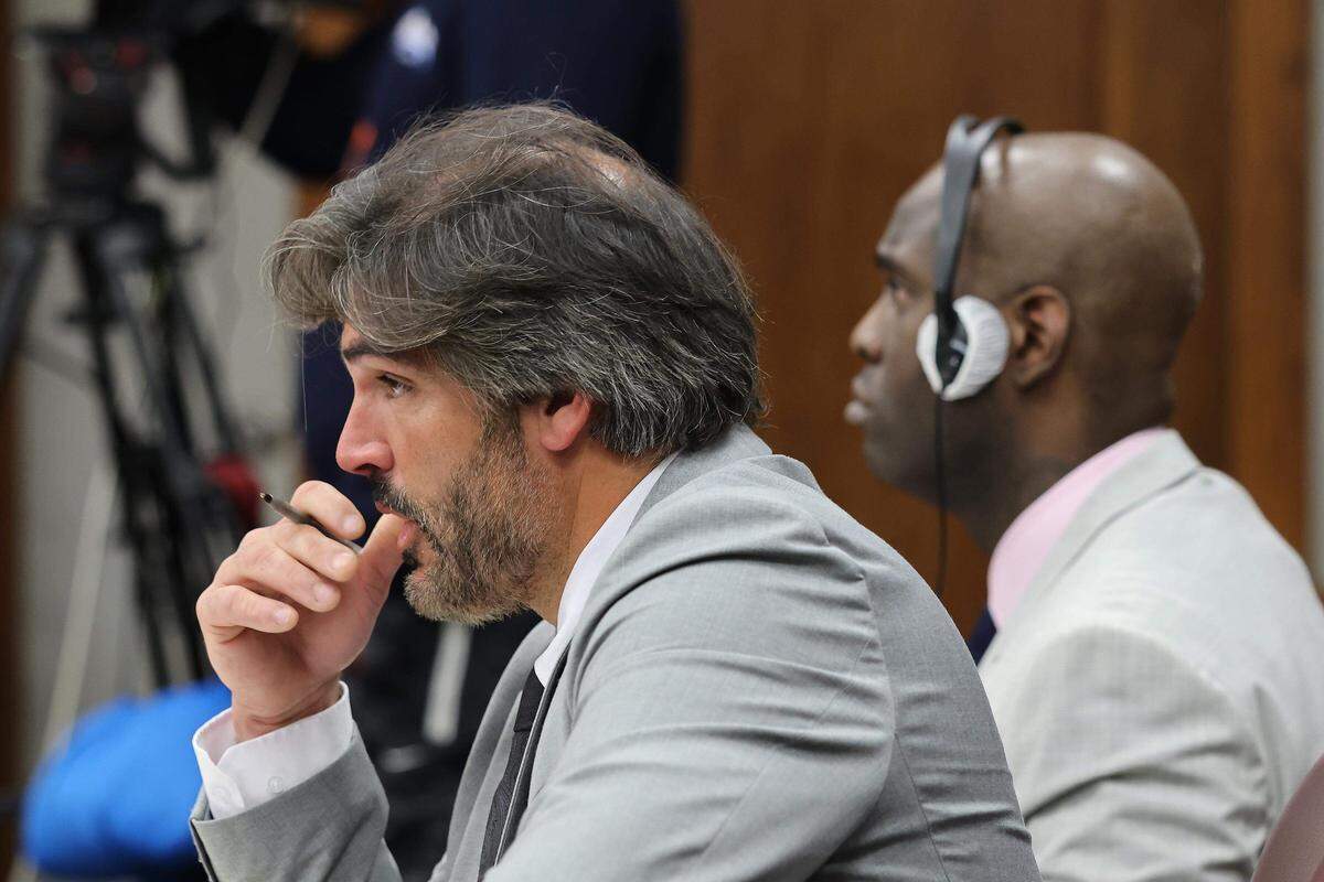 El rapero cubano Yosvanis (Chocolate MC) Sierra Hernández junto a su abogado Adolfo Gil durante el primer día de su juicio por instigación al homicidio en primer grado, mientras la fiscalía presentaba a su testigo en el miércoles 12 de noviembre de 2025, en Miami, Florida.