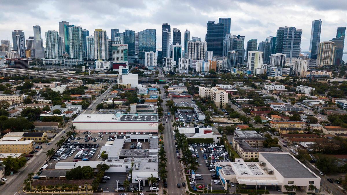 Vista aérea de la Pequeña Habana, en la avenida 7 del suroeste, el 6 de abril. La Ciudad de Miami aumentó el límite de la ayuda que pueden solicitar los residentes para pagar el alquiler o la hipoteca atrasados por el COVID-19.