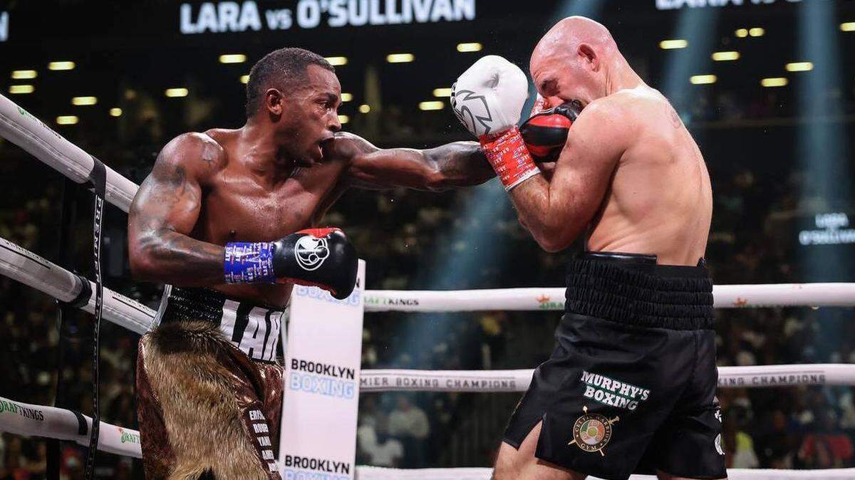 Erislandy Lara (izq.) se impuso por nocaut técnico en el octavo round a Gary O’Sullivan como parte de una velada de Showtime en Brooklyn, Nueva York, el 29 de mayo de 2022.