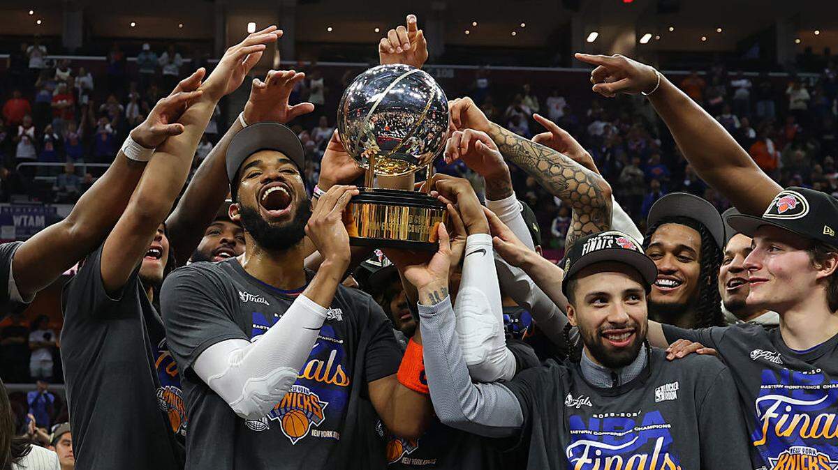 Los jugadores de los Knicks de Nueva York celebran tras proclamarse campeones de la Conferencia Este luego de  vencer a los Cavaliers en el cuarto juego del playoff, efectuado el 25 de mayo de 2026 en Cleveland. 