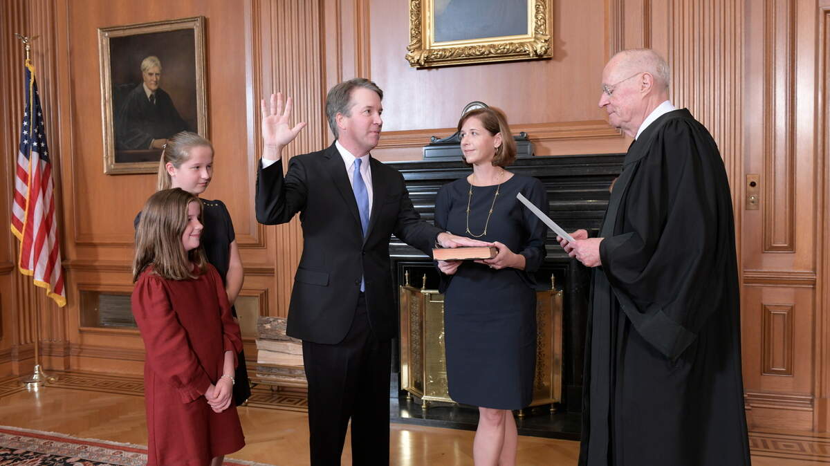 El nuevo juez del Tribunal supremo de EEUU, Brett Kavanaugh, presta juramento el sábado 6 de octubre del 2018 en Washington tras un polémico proceso de confirmación.