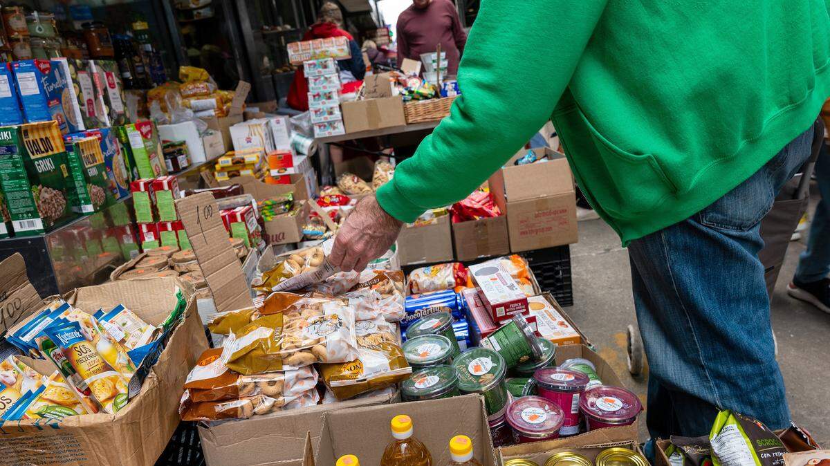 Foto de archivo de personas compran alimentos en un barrio de Brooklyn en Nueva York. 